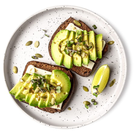 Pan tostado con aguacate.