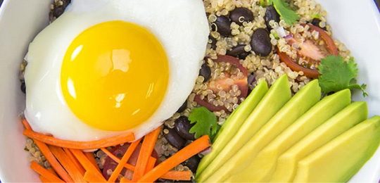 Tazón de quinoa para un súper desayuno